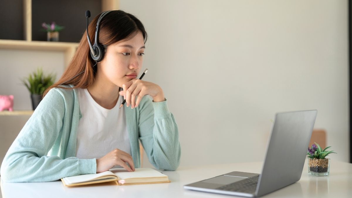 Estudiantes utilizando tecnologías educativas modernas en Cuenca